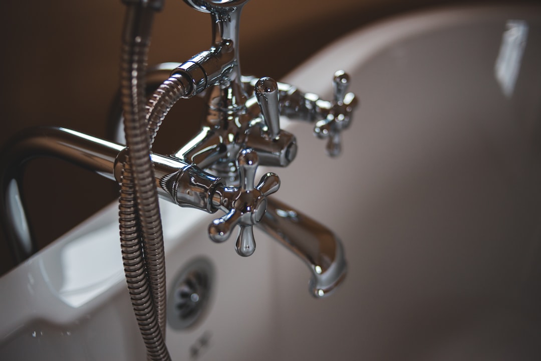 silver-water-faucet-on-white-ceramic-sink-ixfhmtroke8